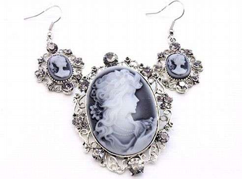 CAMEO STYLE BROOCH WITH CRYSTAL INLAYS AND MATCHING EARRINGS