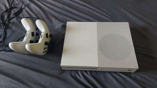 Xbox S 1 tb with 17 games 2 wireless controllers