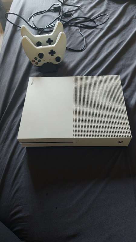 Xbox S 1 tb with 17 games 2 wireless controllers