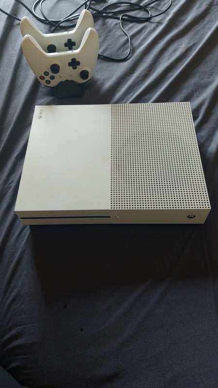 Xbox S 1 tb with 17 games 2 wireless controllers