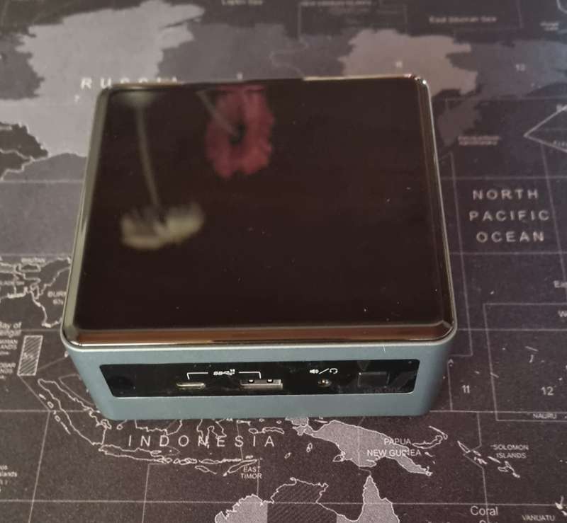 Intel NUC 10 i3-10110U, 256gb nvme + 500gb hdd, 8gb ram