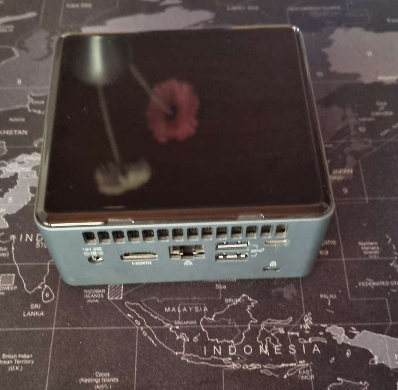 Intel NUC 10 i3-10110U, 256gb nvme + 500gb hdd, 8gb ram