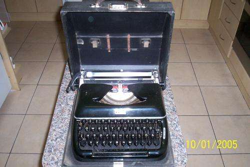 **WOW ANTIQUE TYPE WRITER OVER 70 YEARS OLD...ERIKA**