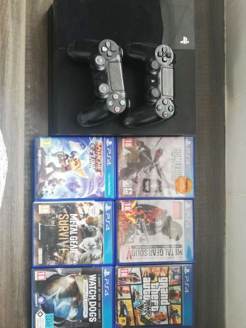PlayStation 4 Console + 2 Controllers + 7 Games