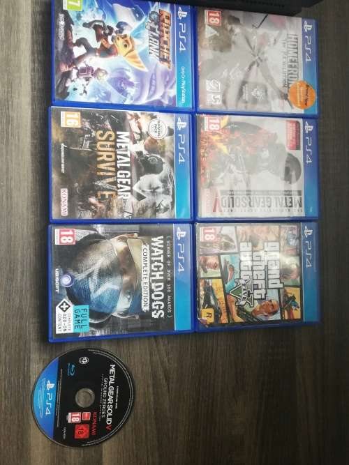 PlayStation 4 Console + 2 Controllers + 7 Games