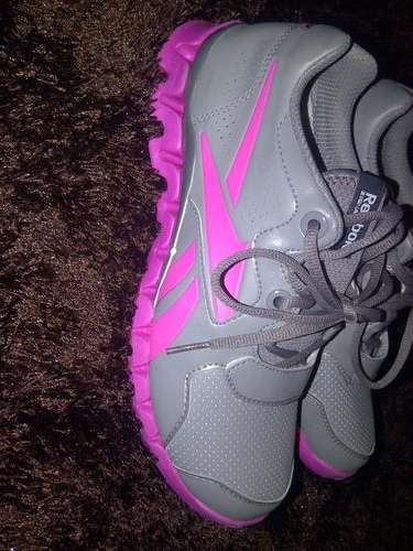 ORIGINAL LADIES REEBOK ZIGNANO (BRAND NEW IN BOX, SIZE 4.5/5)