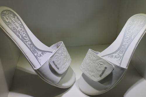 LADIES AUTHENTIC REEBOK SANDALS (SIZE 7 S.A)