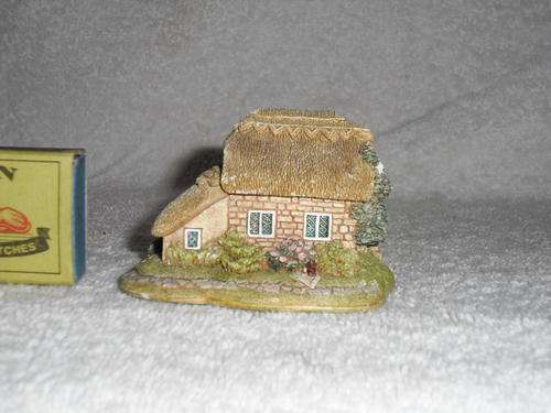 Tiny House Lilliput Lane (Applejack Cottage) - See pictures - Chimney broken 2 chips on base
