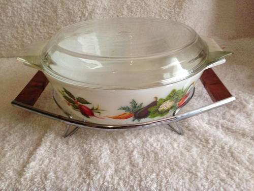 Retro JAJ Pyrex casserole pot with lid and stand. The design number 524