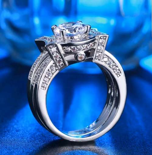 (R1700.00)*****ELEGANT***** WOMAN 2.7ct WHITE SAPPHIRE 925 STAMPED SILVER RING SIZE 8 (Q)