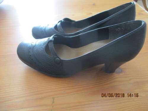 Froggie Genuine leather shoes in box - size 6 1/2