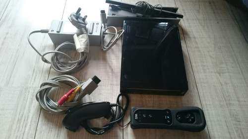 Black Wii Console, Original Remote, Nunchuk + Cables