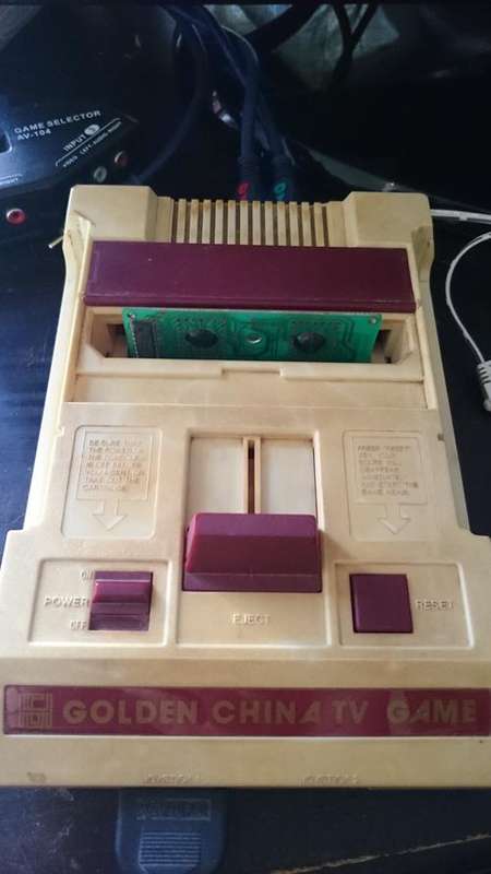 Golden China 8 Bit Famiclone console, controller, game + Cables (Retro)