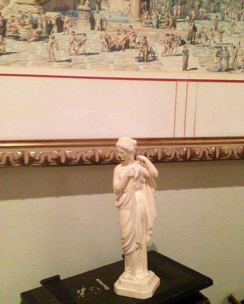 Figure statue of roman women