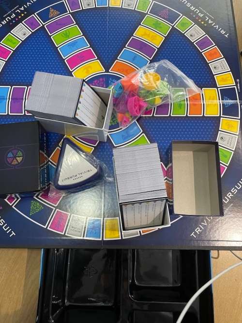 Trivial Pursuit - Master Edition (2010)(New) - Hasbro 1800G Trivial Pursuit - Master Edition (2010)(