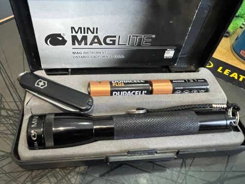 Maglite 2AA + Victorinox Classic