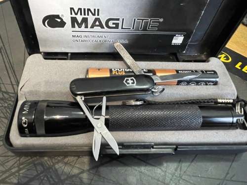 Maglite 2AA + Victorinox Classic