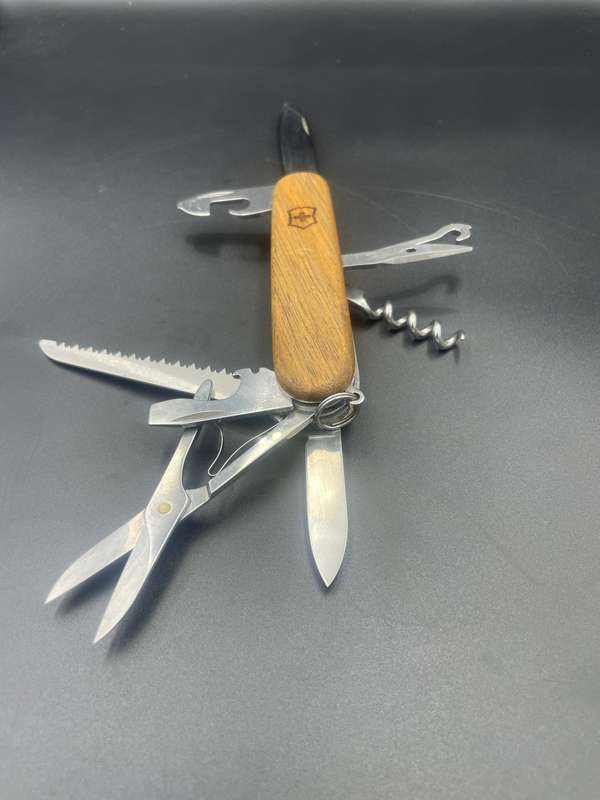 Victorinox Huntsman Walnut Wood 91mm