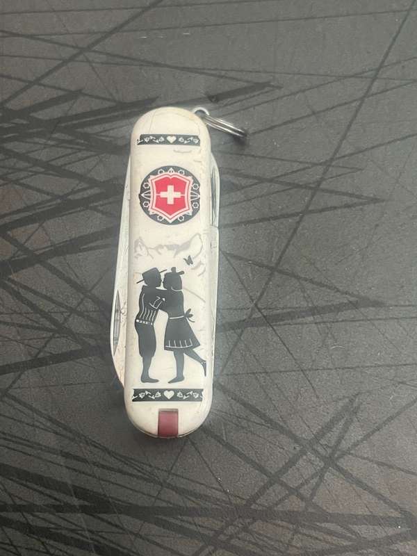 Victorinox - Classic Limited Edition 2018 Small Pocket Knife 58 mm `ALPS LOVE`