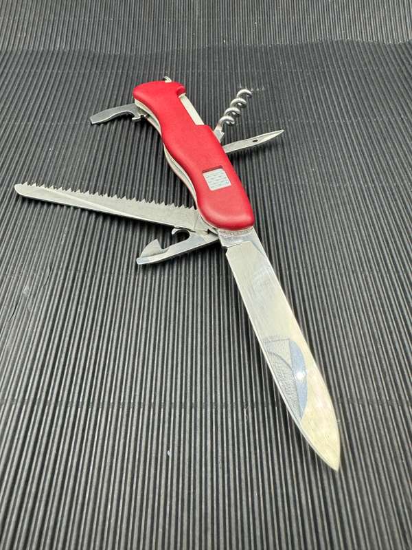 Victorinox Forester w/Liner Lock Red 111mm
