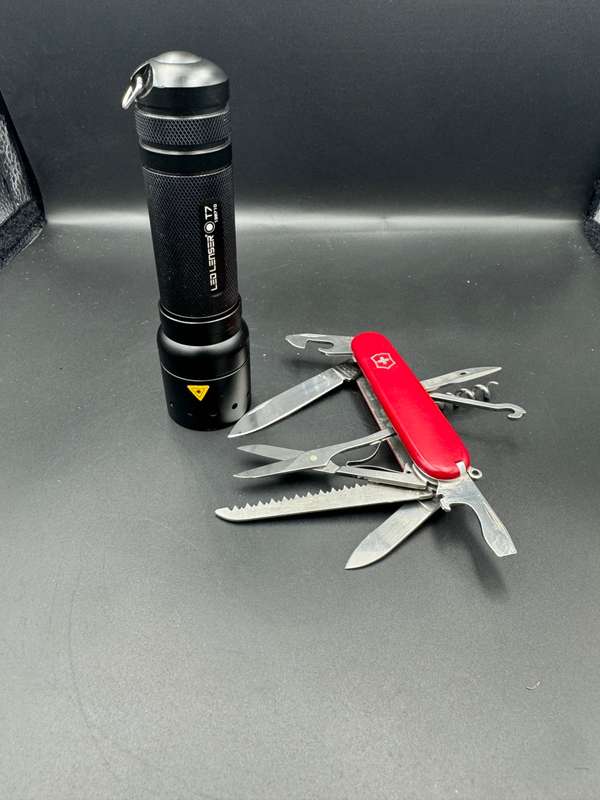 Victorinox Huntsman + LED Lenser T7
