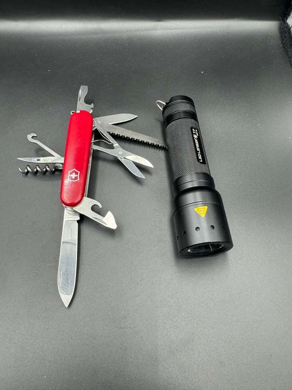 Victorinox Huntsman + LED Lenser T7