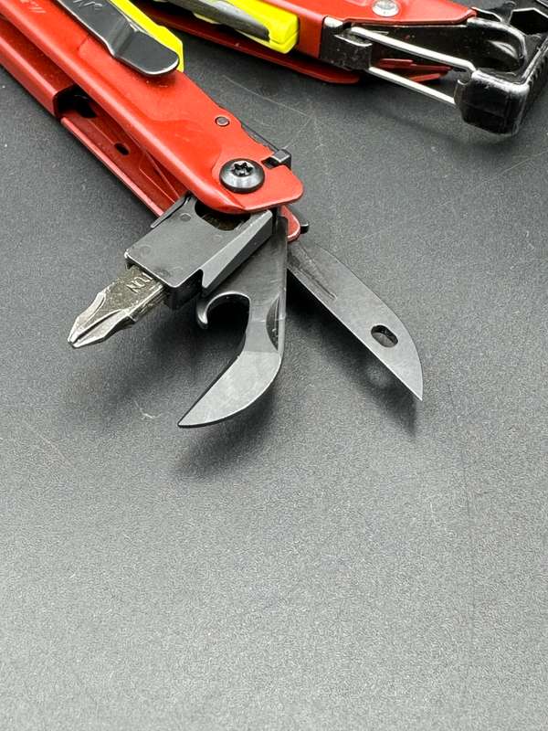 Leatherman Signal Crimson Red
