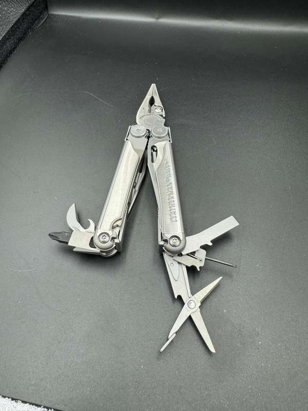 Leatherman Wave + Pouch included