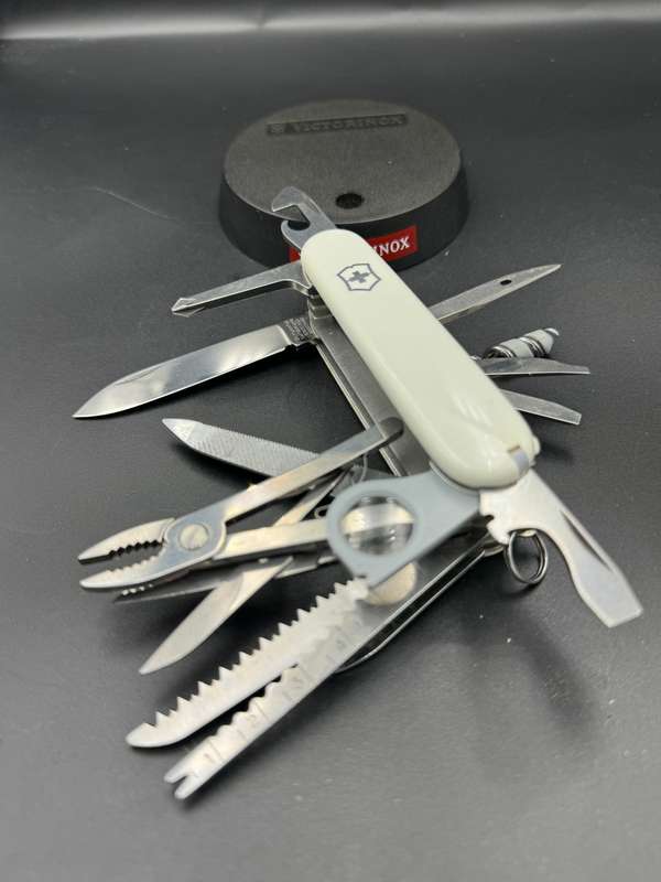 Victorinox Champ White