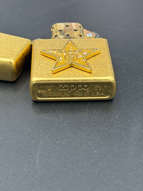 ZIPPO HOLLYWOOD'S LEADING LIGHT, A 2001 BRASS ZIPPO LIGHTER WITH APPLIED HOLLYWOOD STAR DESIGN