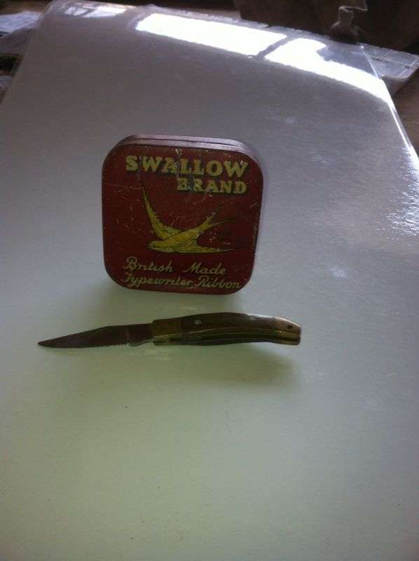 Old tin and small pocket knife