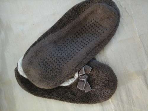 BROWN GIRL SLIPPERS WITH LIKE WOOL LINING INSIDE - GOOD CONDITION (25CM)