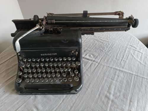 !! Crazy R1 start !! Vintage typewriter