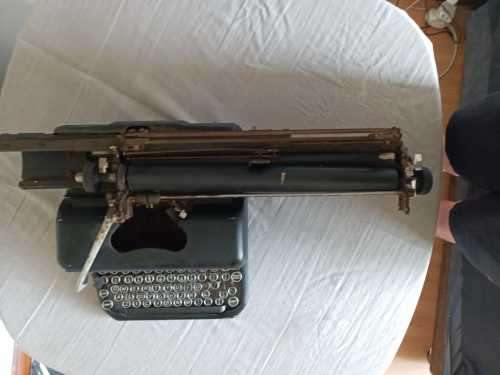 !! Crazy R1 start !! Vintage typewriter