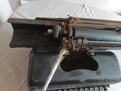 !! Crazy R1 start !! Vintage typewriter