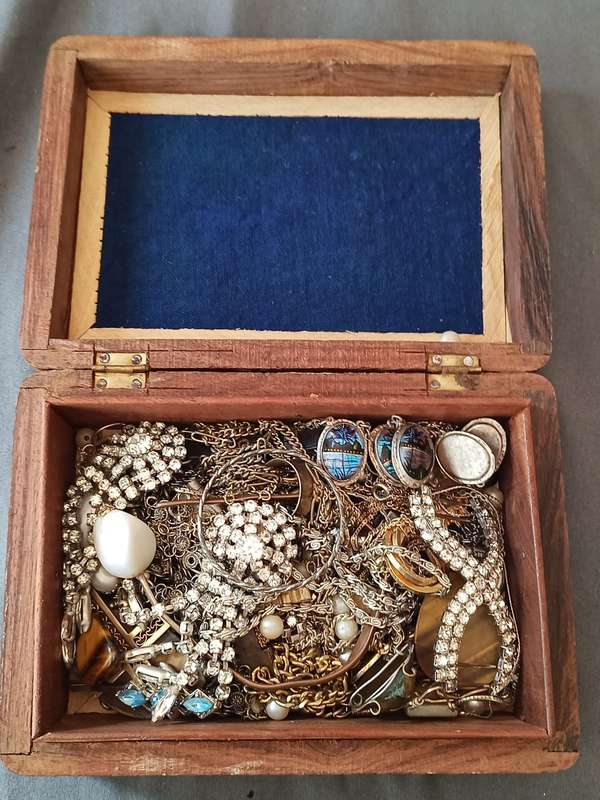 !!! Crazy R1 start !!! Wooden jewelry box with cosmetic jewelry