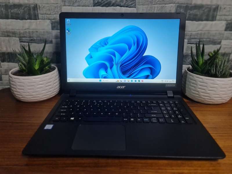 Acer Aspire Intel core i3 7th Gen_500GB SATA_4GB Ram_Windows 11 Pro_Works on charger
