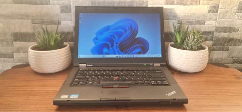 LENOVO i5**8GB RAM**4 CPU THREADS**14 INCH HD**WINDOWS 11