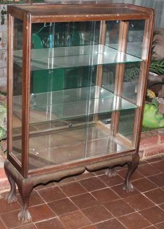 Small ball and claw display cabinet