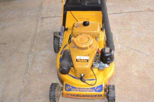 Robin EC10 2 stroke Hi Vac Professional lawnmower in excellent condition used no 1 of 4