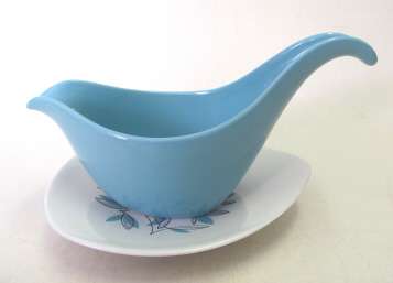 Midwinter Modern, Fashion shape, sauce boat with underplate (Cassandra pattern)