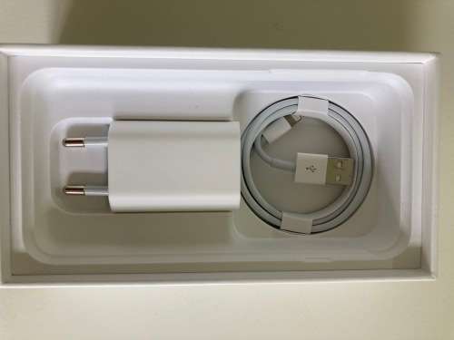 Iphone 7 32gig with brand new charger and earphones.
