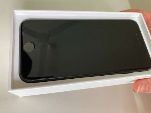 Iphone 7 32gig with brand new charger and earphones.
