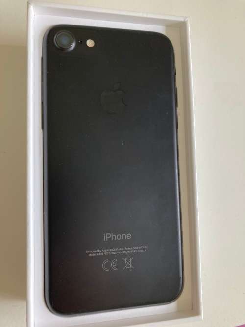 Iphone 7 32gig with brand new charger and earphones.