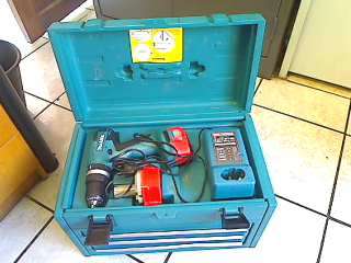 Makita 14.4 V Li-on Rechargeable Drill Kit + 2 Batteries + Charger + 3 Drawers of Bits and Tools