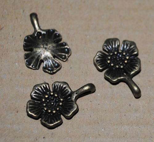 8 X BEAUTIFUL BRONZE TONE FLOWER PENDANTS