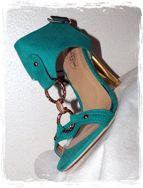 GORGEOUS TURQUIOSE SANDALS - SIZE 6