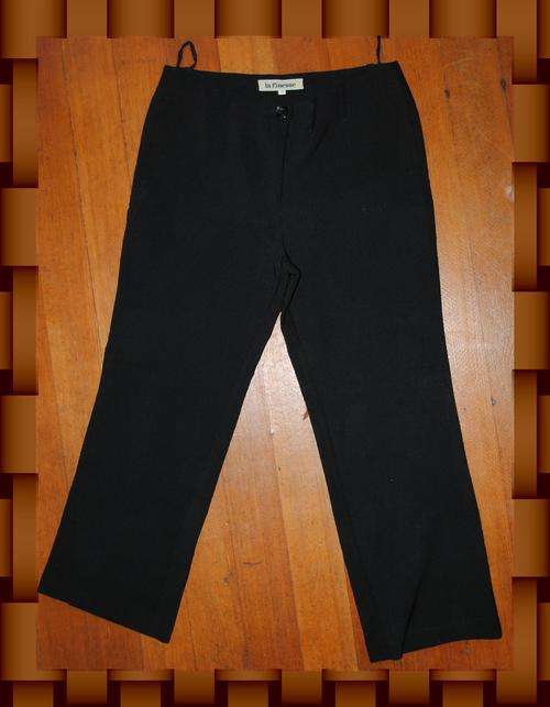 BLACK THREE QUARTER SMART PANTS - SIZE 10