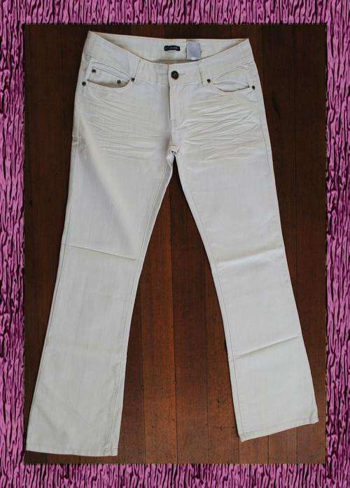 RT DENIM WHITE BOOTLEG JEANS - SIZE 34