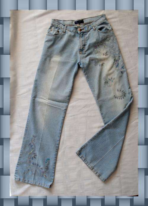 EMBROIDERED PATTERN JEANS - SIZE 8